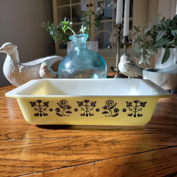 RARE Vintage Pyrex | Yellow Embroidery | Black Needlepoint | Space Saver - Picture 1 of 5